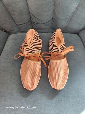 Women’s Tan Zebra-Accent Fabric Lace-Up Sneakers